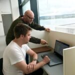 Bibliotekar David Wulff Sæther veileder student.