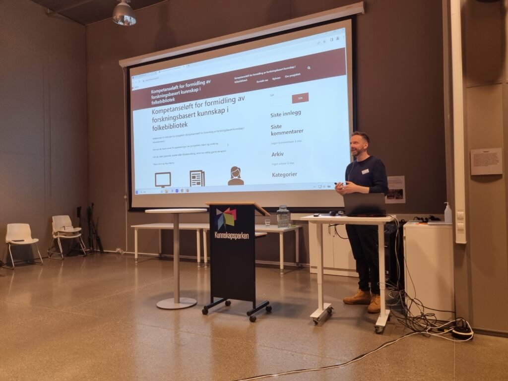 Prosjektet Kompetanseløft for formidling av forskningsbasert kunnskap i folkebibliotekTor Arne Dahl, leder for Institutt for arkiv-, bibliotek- og informasjonsfag ved OsloMet, Hege Undem Store, bibliotekdirektør ved OsloMet UB og Roy Martin Kristiansen, spesialbibliotekar ved OsloMet UB