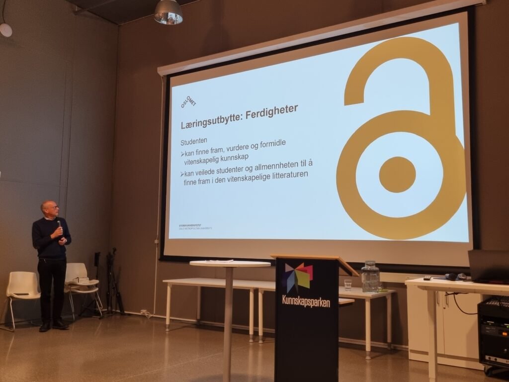 Prosjektet Kompetanseløft for formidling av forskningsbasert kunnskap i folkebibliotekTor Arne Dahl, leder for Institutt for arkiv-, bibliotek- og informasjonsfag ved OsloMet, Hege Undem Store, bibliotekdirektør ved OsloMet UB og Roy Martin Kristiansen, spesialbibliotekar ved OsloMet UB